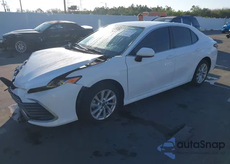 2022 Toyota Camry Le z USA, uszkodzony, nr VIN 4T1C11AK7NU711447